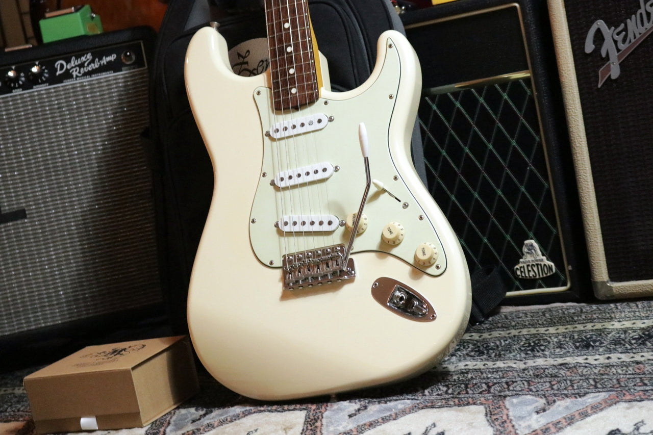 Fender Japan Stratocaster Vintage White w/ Monty's Retrowind Stratocaster Set