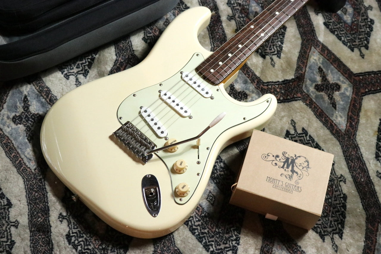 Fender Japan Stratocaster Vintage White w/ Monty's Retrowind Stratocaster Set