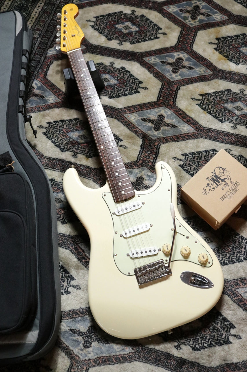 Fender Japan Stratocaster Vintage White w/ Monty's Retrowind Stratocaster Set